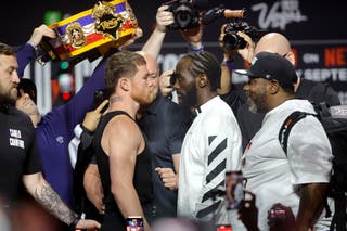 Canelo Alvarez (vlevo) a Terence Crawford čelí své poslední tiskové konferenci před bojem